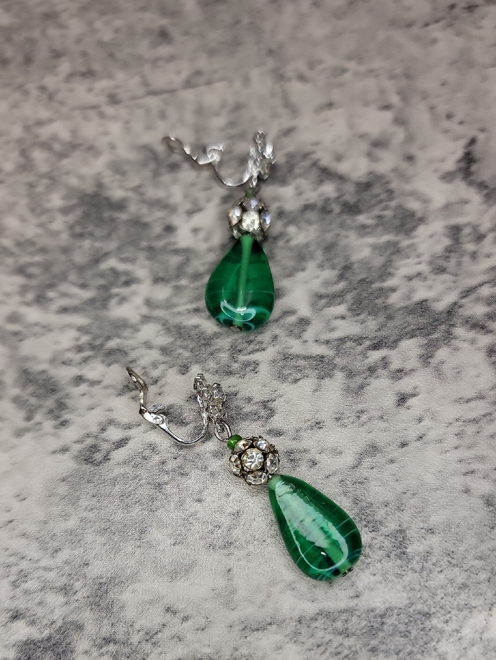 Vintage green bead and rhinestones clip on dangle earrings - Picture 6 of 7